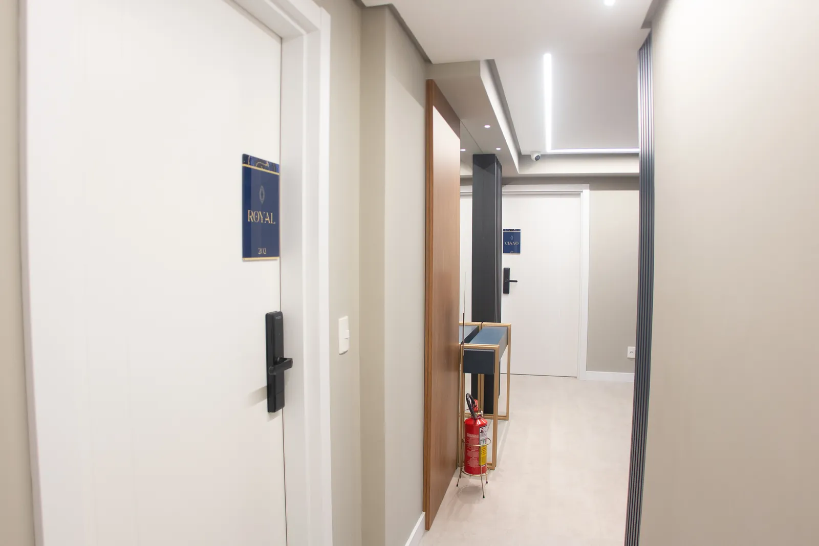 Corredor dos apartamentos, com a porta de um deles